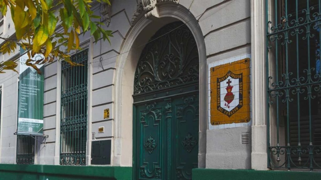 2025 Switzerland WhatsApp AllCategory Advertising Rate Card pour Cameroon