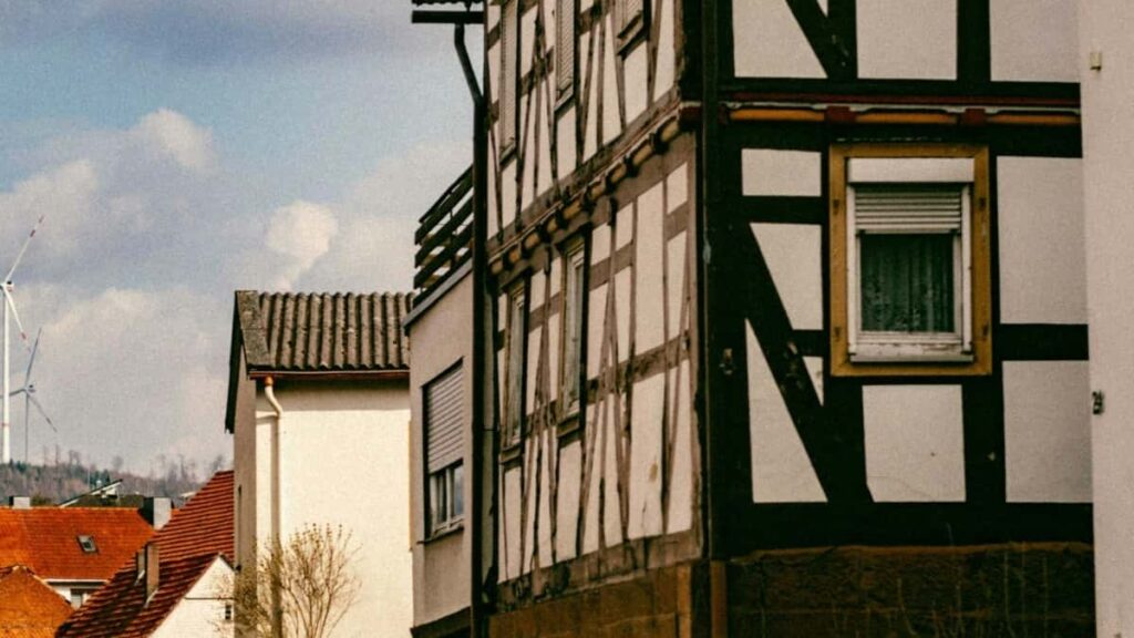 2025 France WhatsApp AllCategory Advertising Rate Card pour Cameroon