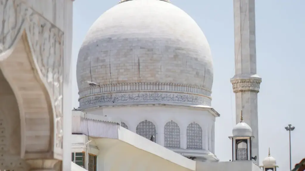 Guide pratique pour marques camerounaises : identifier et contacter créateurs Netflix au Bahreïn pour lancer drops limités, éviter arnaques et maximiser l'impact local.