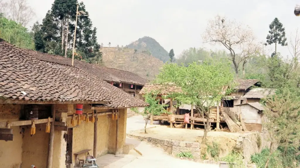 Guide pratique pour créateurs au Cameroun : comment contacter marques italiennes via Twitch, pitcher lookbooks, et construire partenariats vrais qui paient.