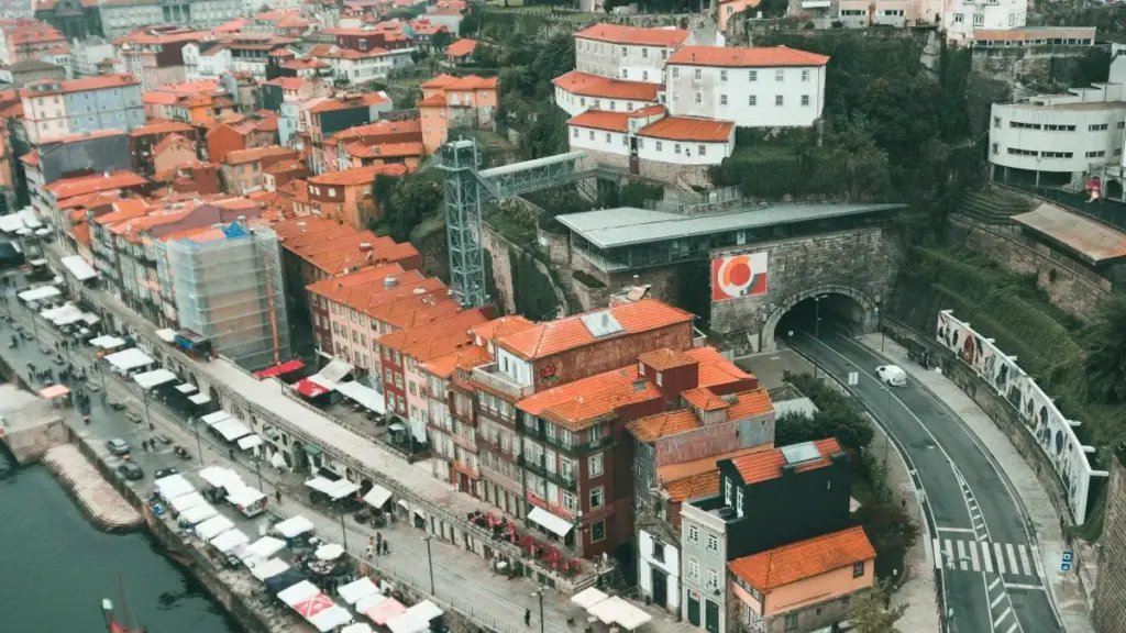 Stratégies pratiques pour créateurs camerounais: contacter marques kényanes sur Etsy, monter guides de voyage vendables, et convertir collaborations locales en revenus.