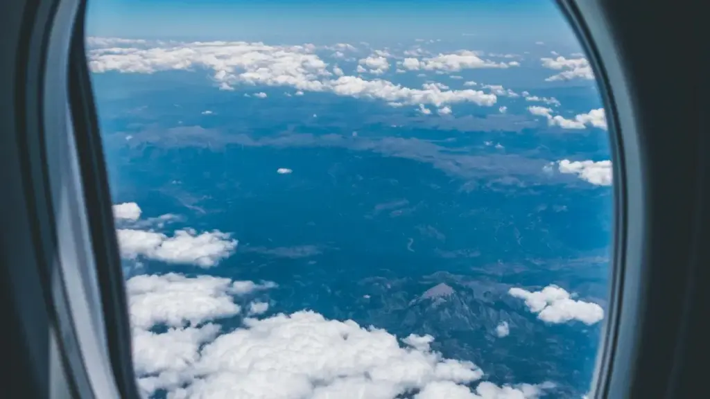 Guide pratique pour créateurs au Cameroun: tactiques concrètes pour contacter marques turques via WhatsApp et décrocher collabs avec offices du tourisme.